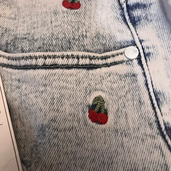 NWT Judy Blue Light Wash Denim Shorts with Cherry Embroidery, Size 1x - Picture 4 of 7